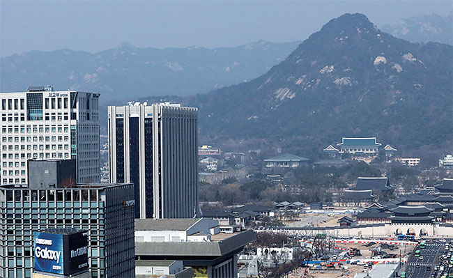 3월 11일 서울 중구 프레스센터에서 종로구 청와대와 정부서울청사가 한눈에 보인다. 뉴스1