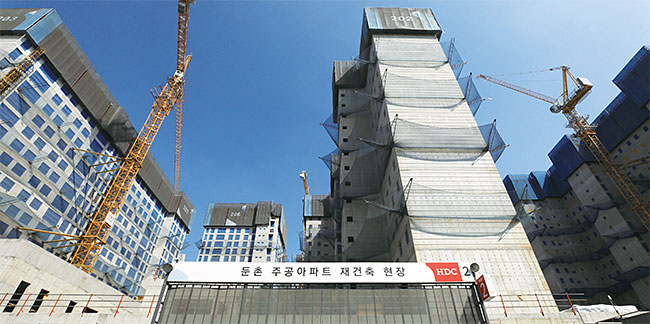 서울 둔촌동 둔촌주공 아파트  재건축 공사가 조합 집행부와 시공사업단의  갈등으로 중단돼 있다. 사진 뉴스1