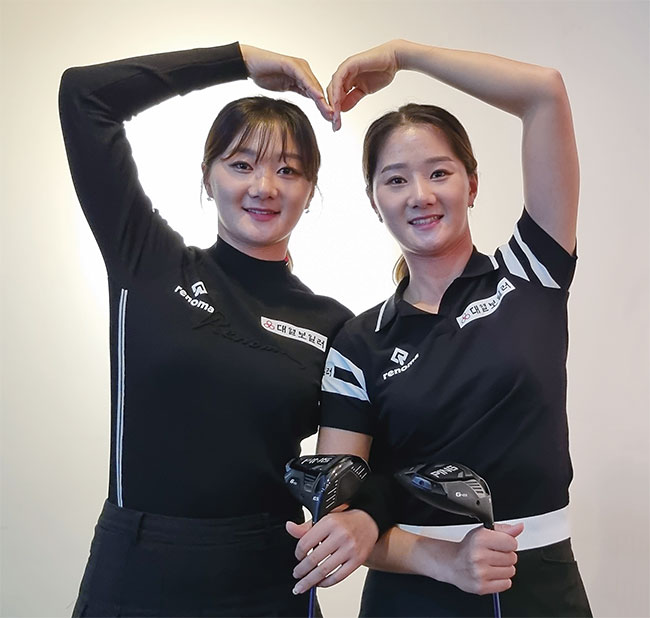 한국여자프로골프(KLPGA)투어에서 유일한 쌍둥이 골퍼인 김아로미(오른쪽), 김새로미 프로가 포즈를 취하고 있다. 사진 민학수 조선일보기자