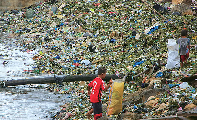 쓰레기로 뒤덮인 인도네시아 라부안 바조(Labuan Bajo)섬 해안가. 셔터스톡