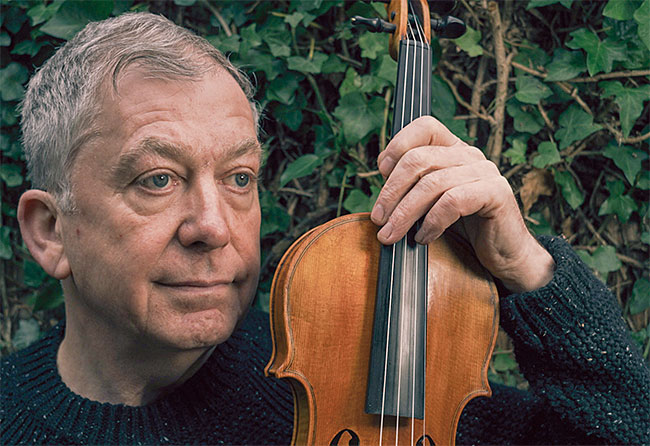 파드라이그  오두블라우이드  바이올린 장인  영국 로열 웰시 음악· 드라마 대학, 영국 보존협회(Icon) 현악기· 활 보존가, 세계 첫  비건 바이올린 제작 사진 파드라이그 오두블라우이드