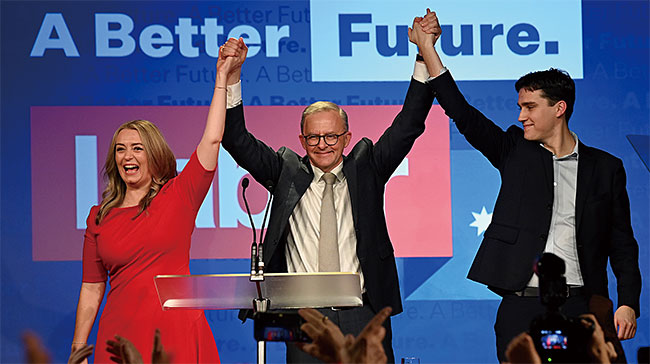 앤서니 앨버니지(가운데)가 5월 21일 총리로 당선된 후 아내와 아들과 기쁨을 나누고 있다. EPA연합