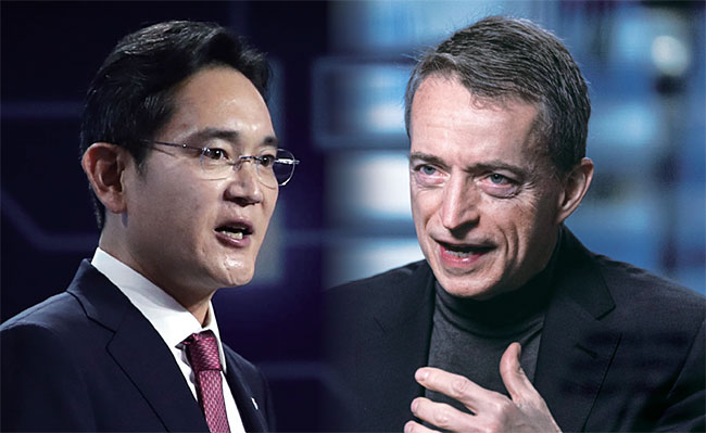 왼쪽부터 이재용  삼성전자 부회장과 팻 겔싱어 인텔 CEO.  뉴스1·블룸버그
