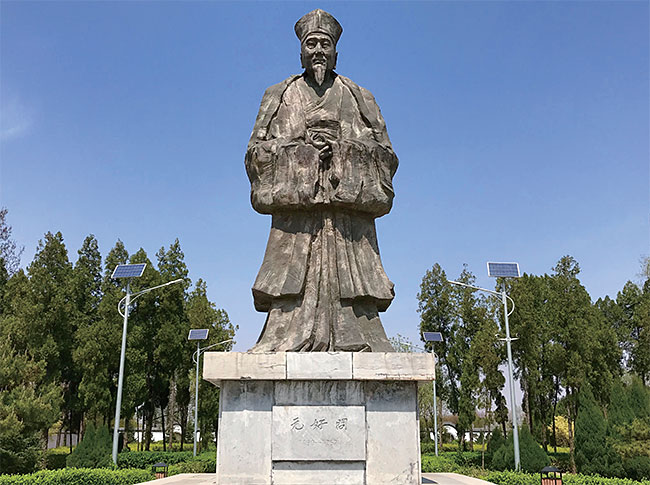 산시성(山西省) 신저우(忻州)에 있는 원호문(1190~1257) 묘 앞의 조각상. 그는 조국 멸망의 대재난을 겪으면서 문인으로서 역대 최고 시인의 반열에 드는 성공을 거두었다. 위기를 기회로 만든 결과가 된 셈이다.위키미디어
