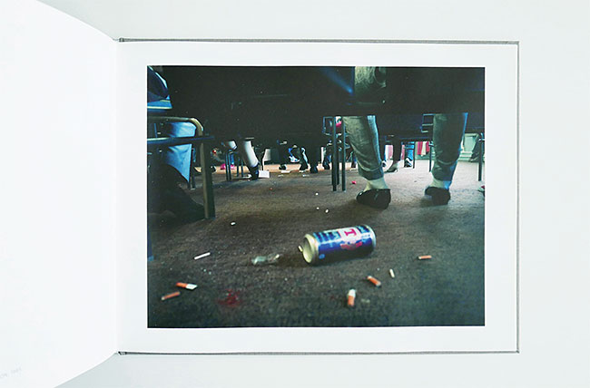 폴 그레이엄이 찍은 대기실 바닥 사진을 보면 담배꽁초, 성냥, 버려진 캔, 종이컵, 쓰레기 등이 굴러다닌다. 김진영
