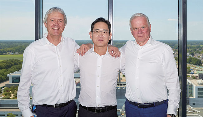 이재용(가운데) 삼성전자 부회장이 6월 14일(현지시각) 네덜란드 에인트호번에 있는 ASML 본사에서 피터 베닝크(왼쪽) ASML CEO, 마틴 반 덴 브링크 ASML CTO와 기념 촬영하고 있다. 연합뉴스