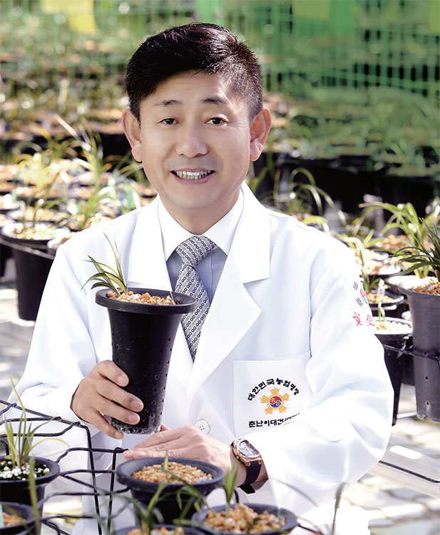 이대건 농학박사 현 난초 명장 이대발연구소 대표,현 대한민국 난문화진흥원장, 제1호대한민국 농업명장이대건