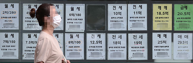 금리 인상과 대출 규제로 인해 올해 상반기 서울 지역 아파트 거래가 급감한 것으로 나타났다. 연합뉴스