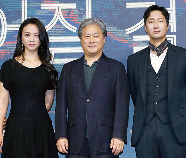 왼쪽부터 탕웨이, 박찬욱 감독, 박해일이 영화 ‘헤어질 결심’ 제작발표회에서 포즈를 취하고 있다. 뉴스1