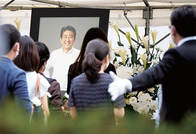 아베 신조 전 일본 총리 장례식장을 찾은 국민들. 사진 AP연합