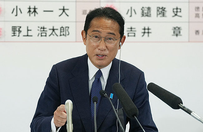 기시다 후미오 일본 총리가 도쿄 자민당 당사에서 기자 회견을 하고 있다. 7월 10일 치러진 일본 참의원 선거에서 자민당은 압승을 거뒀다. 사진 로이터연합