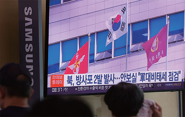 7월 11일 오전 서울역 대합실에서 시민들이 전날 북한의 서해상 방사포 발사 관련 뉴스를 시청하고 있다. 합동참모본부는 전날 오후 6시 21분부터 37분께까지 북한의 방사포로 추정되는 항적들을 탐지했다고 밝힌 바 있다. 사진 연합뉴스