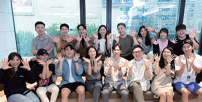 핀다 임직원들이 서울 대치동 핀다 본사에서 기념사진을 찍고 있다. 핀다