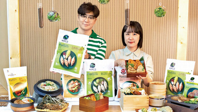 CJ제일제당의 식물성 식품 전문 브랜드 플랜테이블의 김치왕교자와 주먹밥. CJ제일제당