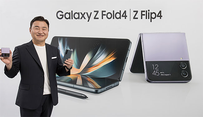 노태문 삼성전자 MX사업부장 사장이8월 10일(현지시각) 차세대 폴더블 스마트폰‘갤럭시 Z 플립4(Galaxy Z Flip4)’와 ‘갤럭시 Z 폴드4(Galaxy Z Fold4)’를 소개하고 있다. 사진 삼성전자