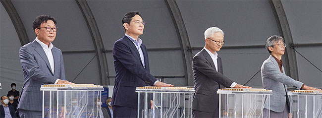8월 19일 삼성전자 기흥캠퍼스 반도체 R&D단지 기공식에 참석한 이재용(왼쪽에서 두 번째) 부회장. 삼성전자·뉴스1