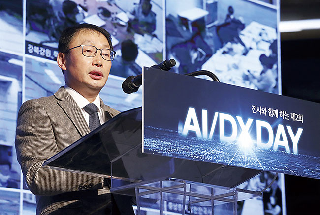 구현모 KT 대표는 2020년 취임 이후 기존 주력인 통신 사업에 인공지능(AI), 클라우드, 미디어·콘텐츠, 디지털 전환 등 신사업을 더한 KT의 디지털 플랫폼 기업(디지코) 전환 전략을 이끌고 있다. KT