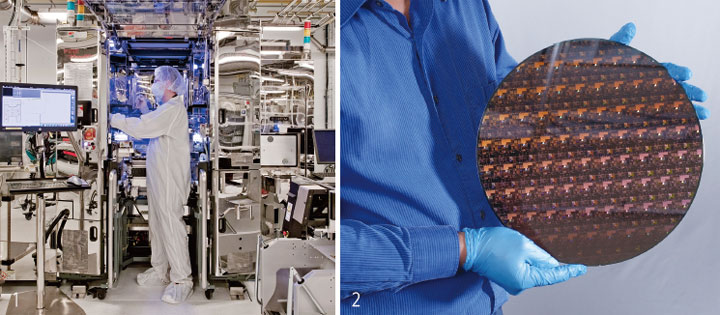 1 IBM 뉴욕 올버니 나노테크 연구소 연구원들이 팹(fab)연구실에서 반도체 공정 실험을 하고 있다. 2 IBM이 선보인 세계 최초 2나노미터 반도체 웨이퍼. 사진 IBM