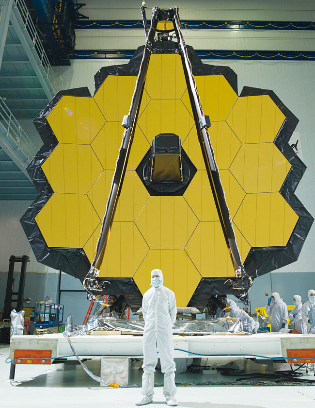 제임스 웹 우주망원경의 주경은 18개의 정육각형 조각을 이은 벌집 모양이다. 폴 기스너