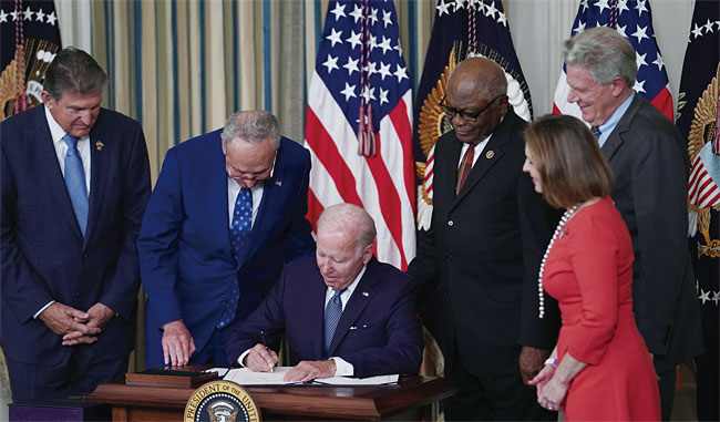 조 바이든 미국 대통령이 8월 16일(현지시각)미 워싱턴 D.C. 백악관에서 ‘인플레이션 감축법’에 서명하고 있다. 사진 블룸버그