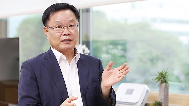 홍남표 창원시장이 8월 17일 창원시청에서인터뷰 질문에 답하고 있다. 사진 창원시청