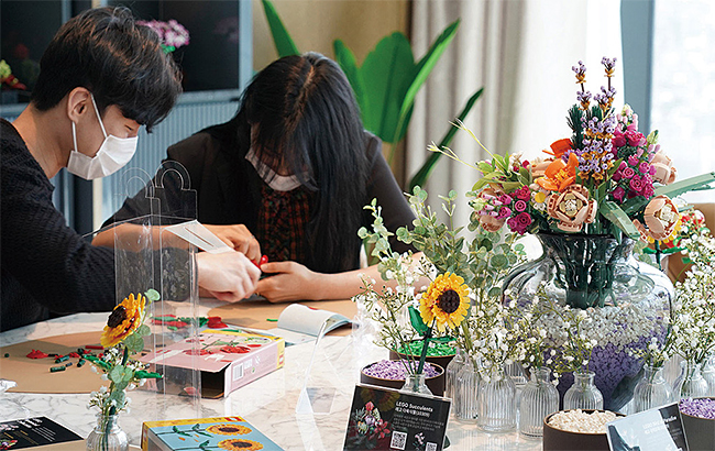 ‘레고 보태니컬 컬렉션’ 출시 기념 쇼케이스에서성인 레고 팬들이 플라워 클래스에 참여하고 있다.레고코리아