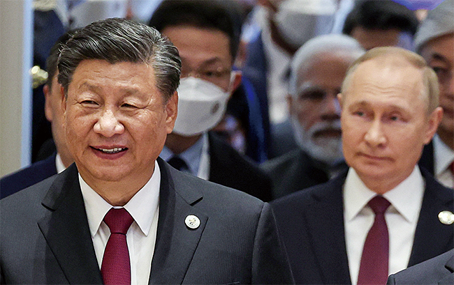 우즈베키스탄에서 9월 15일(현지시각) 열린 상하이협력기구 정상회의에 참석하는 시진핑(앞 왼쪽) 중국 국가주석과 블라디미르 푸틴 러시아대통령. 두 정상의 대면회동은 우크라이나 전쟁 이후 처음이다. 사진 AP연합