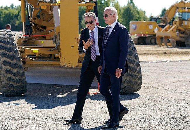 조 바이든(오른쪽) 미국 대통령과 인텔의 패트릭 겔싱어 CEO가 9월 9일 미국 오하이오주에서 열린 공장 착공식에서 함께 걷고 있다. 사진 AP연합