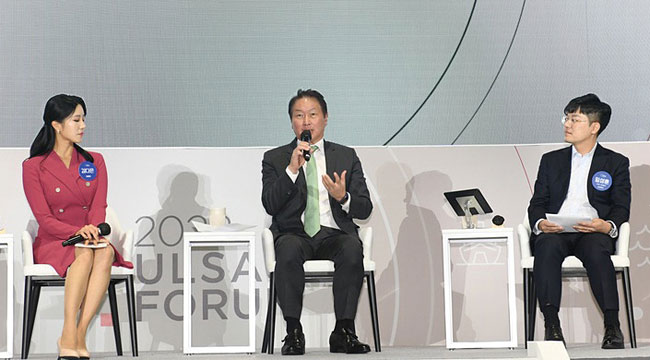 9월 26일 ‘2022 울산포럼’에 참석한 최태원(가운데) SK그룹 회장. 사진 SK이노베이션