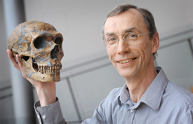 올해 노벨 생리의학상 수상자인 독일 막스플랑크진화인류학연구소의 스반테 페보 교수가 네안데르탈인의 두개골을 들고 있다. 페보 교수는 네안데르탈인이 멸종 전까지 인류의 직계 조상인 호모 사피엔스와 피를 나눠 오늘날 사람에게도 네안데르탈인의 유전자가 있음을 밝혔다. 독일 막스플랑크진화인류학연구소