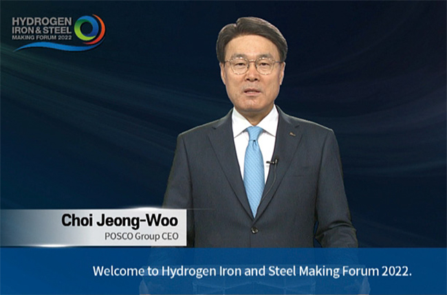 최정우 포스코그룹 회장이 스웨덴 스톡홀름에서 개최된 제2회 수소환원제철 국제포럼(HyIS Forum 2022)에서 영상 개회사를 하고 있다. 사진 포스코