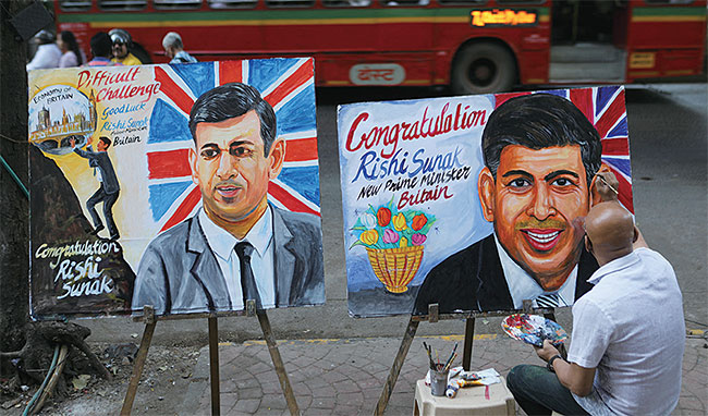 10월 25일 한 예술가가 인도 뭄바이의 거리에서 리시 수낙 영국 신임 총리 당선을 축하하며 그의 초상화를 그리고 있다. 로이터뉴스1