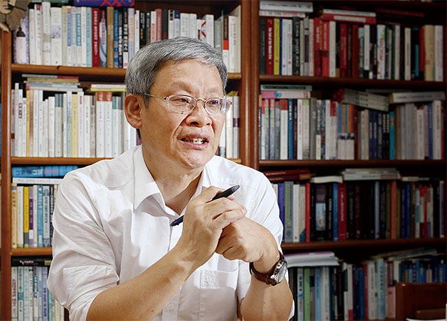 조영남 서울대 국제대학원 교수 서울대 동양사학과, 정치학 석·박사, 전 중국 베이징대 현대중국연구센터 객원연구원,전 중국 난카이대 정치학과 방문학자,전 미국 하버드대-옌칭연구소 방문학자 사진 채승우 객원기자