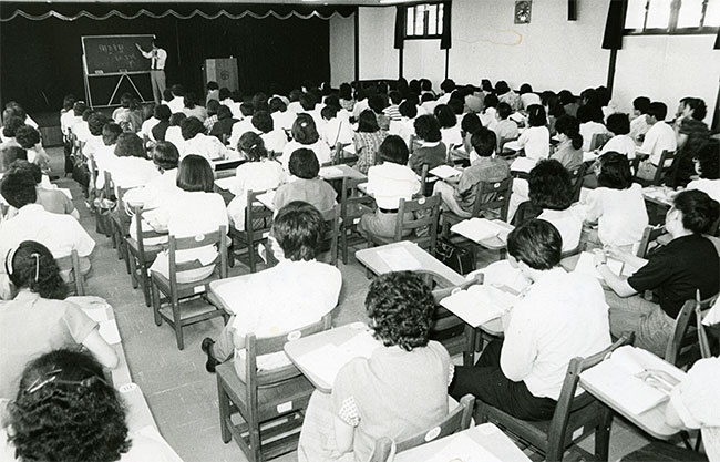 1970년대 방송대 초창기에 오프라인 수업을 듣고 있는 학생들. 사진 방송대