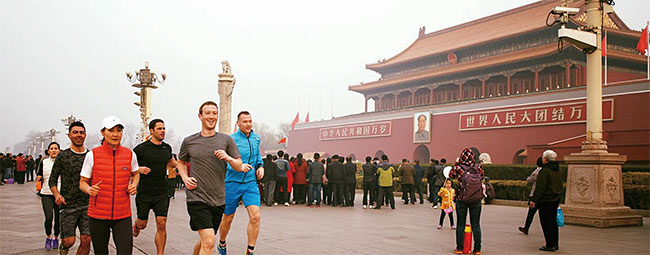 마크 저커버그 메타 최고경영자(CEO)가 2016년 3월 18일중국 베이징 톈안먼 광장에서 달리고 있다. 사진 마크 저커버그
