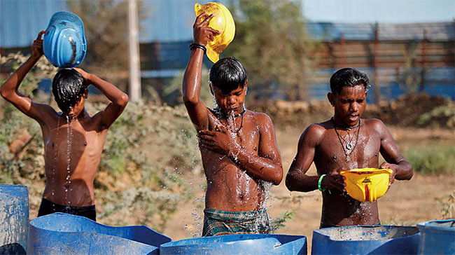 폭염이 발생한 인도에서 건설 노동자들이 찬물을 끼얹어 열을 식히고 있다. 사진 로이터연합