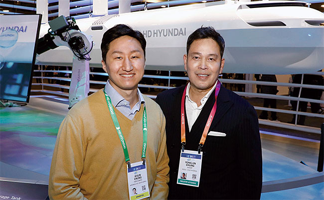 정기선(왼쪽) HD현대 대표가 CES 2023 HD현대 전시관을 찾은 정용진 신세계 부회장과 만나고 있다. 사진 HD현대