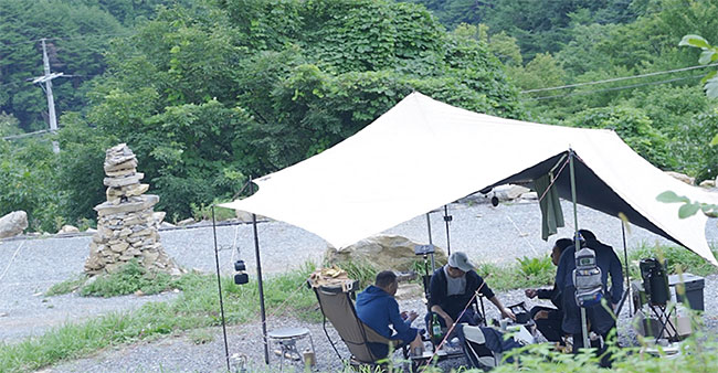 강원도 평창군에 있는 차박 캠핑 명소 ‘산너미목장’을 찾은 관광객들이 고기를 구워 먹고 있다. 권숙연 PD