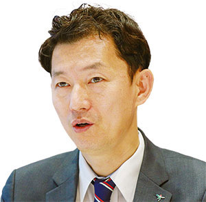 Donghyeon Lee, Diretor, Real Estate Investment Advisory Center, Hana Bank PhD em Urban Planning, Dankook University, Professor Assistente, Graduate School of Real Estate Construction, Dankook University