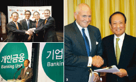 (왼쪽 위) 2009년 6월 미국 워싱턴에서 열린 ‘2009 Asia Society Awards’에서 상을 받은 김승유 하나금융그룹회장(가장 왼쪽)이 다른 수상자들과 기념 촬영을 하고 있다. (왼쪽 아래) 매트릭스 조직(BU) 출범식에서 김승유 회장이 인사말을 하고 있다. (오른쪽) 2010년 11월 외환은행 인수 계약 체결 후 김승유 회장이 외환은행 대주주인 론스타의 존 그레이켄 회장과 악수하고 있다.