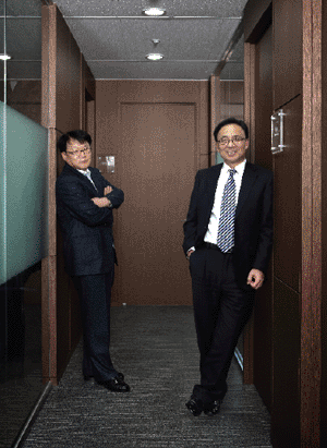 - 사무실 복도에서 포즈를 취한 서재형 대표(왼쪽)와 김영익 리서치&마케팅 부문 대표.