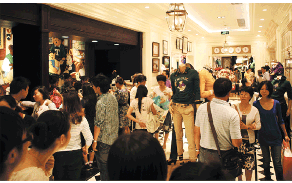 - 중국 상하이 최대 쇼핑몰 강후이광장의 이랜드 캐주얼브랜드 ‘티니위니’ 매장. 개장 당일 2만여명의 쇼핑객들이 찾을 만큼 선풍적인 관심을 불러모았다.