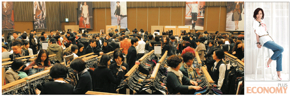백화점 매장이 고객들로 붐비고 있다. 시니어 상품군은 지속적인 성장세다(왼쪽 사진). 패션그룹 형지가 4050세대를 타깃으로 내놓은 여성 패션 브랜드 ‘라젤로’.