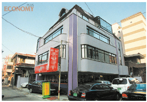 - 경매로 낙찰 받아 리모델링한 서울시 강남구의 상가주택. 1층은 식당으로 임대를 주었다.