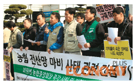 - 전국농협노조 등 농협 관련 3개 노조는 지난 4월 19일 서울 충정로 농협중앙회에서 최원병 농협중앙회 회장의 사퇴를 촉구하며 시위를 벌였다.