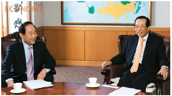 - 김재철 회장(오른쪽)과 강석진 회장이 대담을 하던 도중 활짝 웃고 있다.