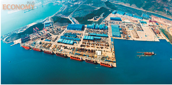- STX그룹은 2020년 글로벌 톱 조선해양 기업이 된다는 비전 아래 한국·중국·유럽의 3대 생산 거점 체제를 확립했다. 사진은 STX대련 조선해양 종합기지.
