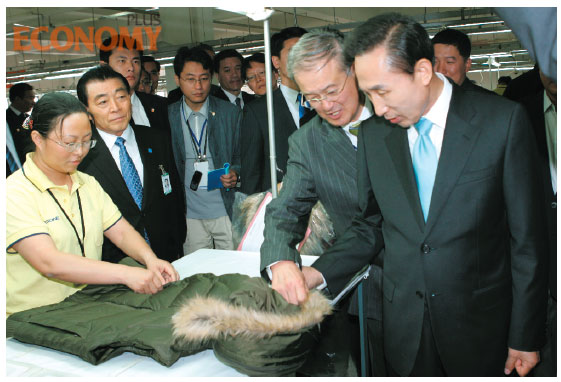 - 2008년 5월 중국을 방문한 이명박 대통령이 칭다오시에 진출해 있는 한국기업인 영원무역을 방문, 생산라인을 살펴보고 있다.