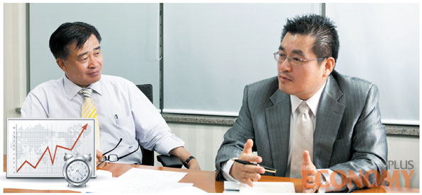 - 삼정KPMG금융보험계리 조동진 대표(왼쪽)와 박규서 상무가 계리업무에 관해 설명하고 있다.