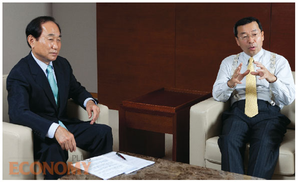 구자홍 LS그룹 회장(오른쪽)과 강석진 회장은 파트너십 경영에 관해 진지한 의견을 교환했다.